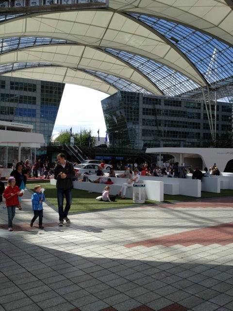 ミュンヘン空港の様子。外の休憩・コミュニティスペース。長い長方形を重ねたミニマルなベンチが特徴的